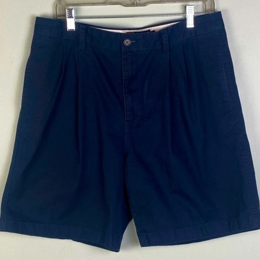 CHAPS navy classic pleated men's shorts in size 34. EUC